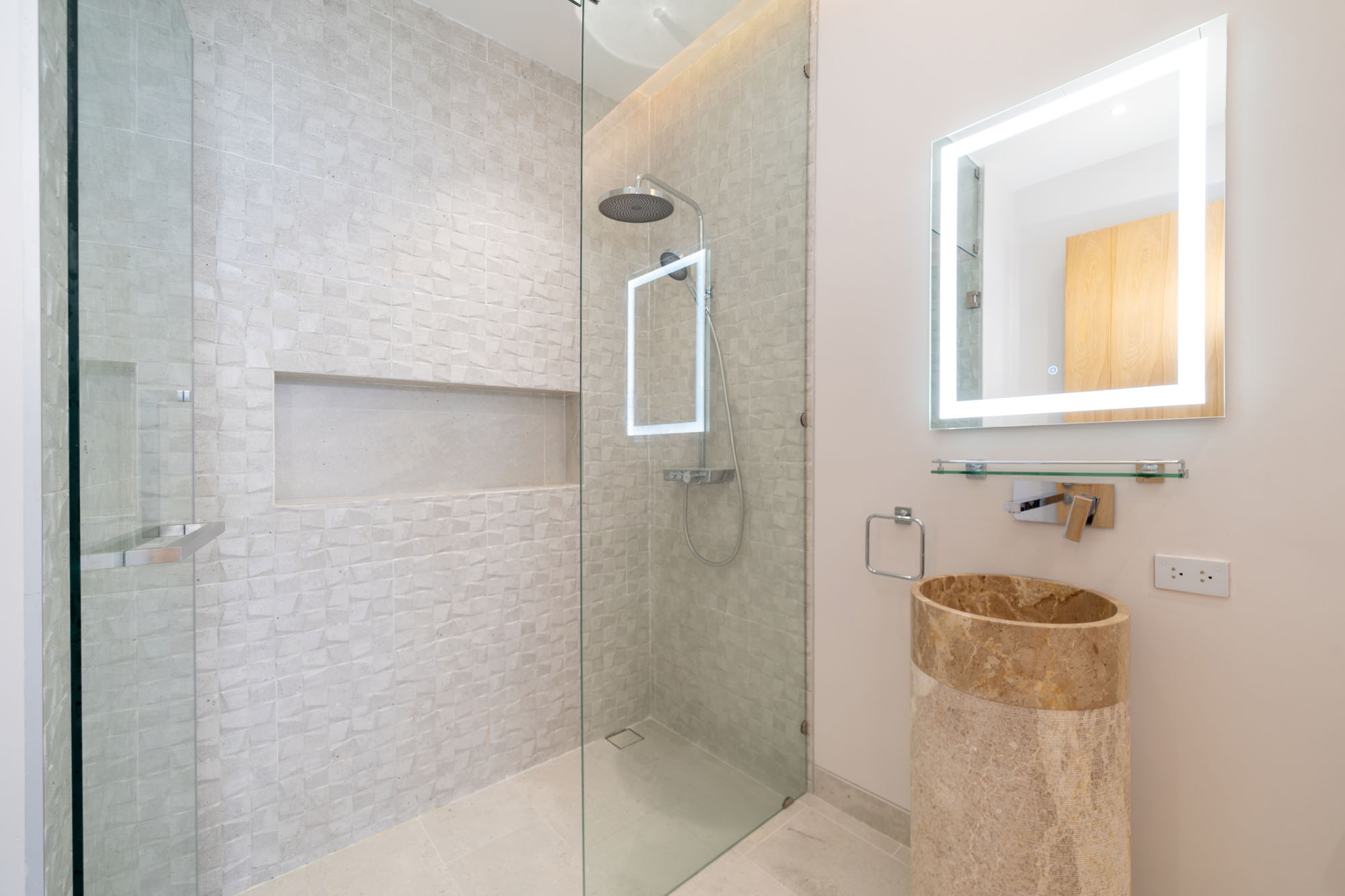 Luxpride villa V6