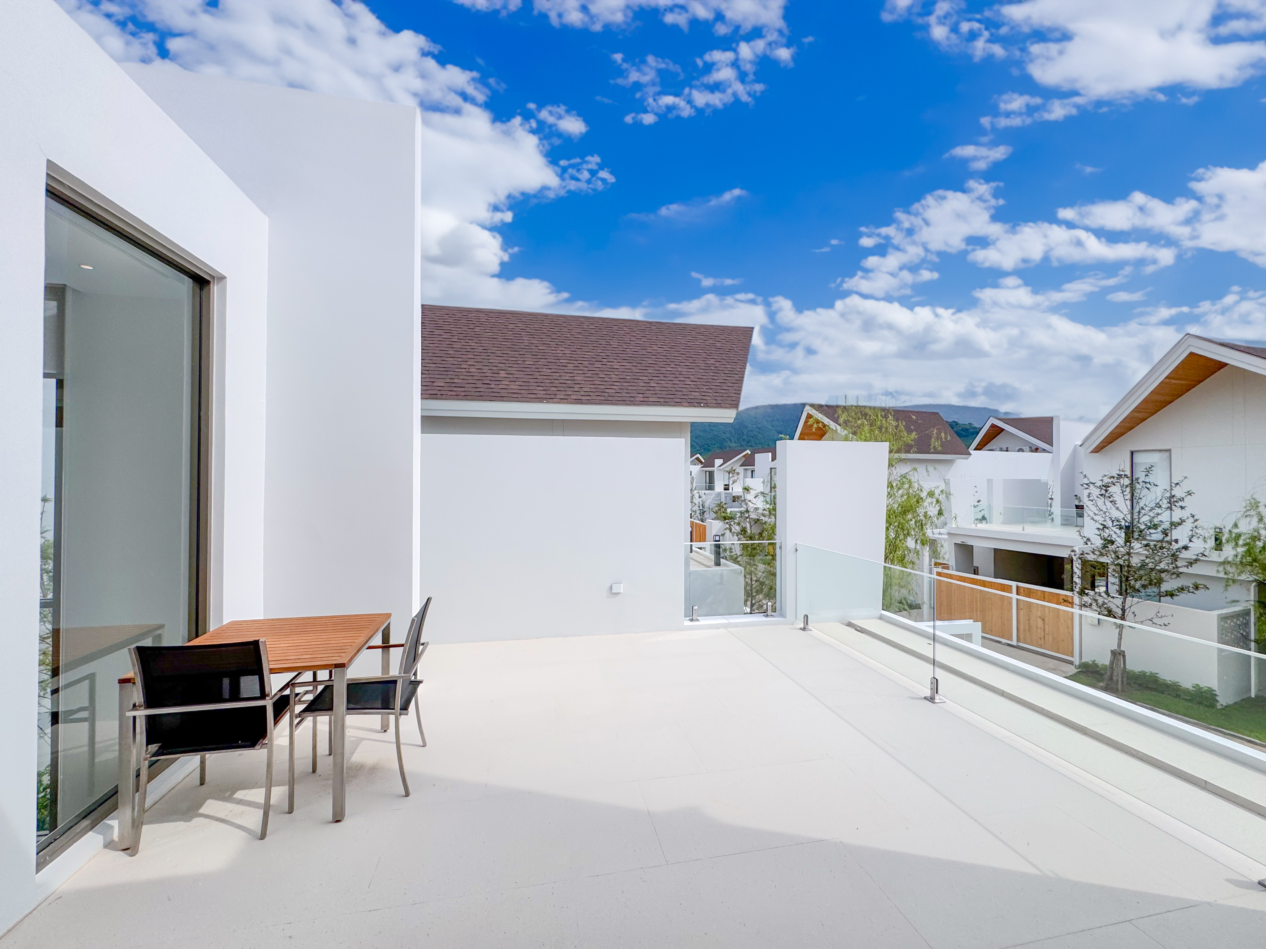 Luxpride Villa L8